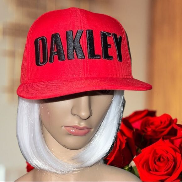 Oakley red air ventilation and adjustable snap back closure Nwot - Picture 1 of 6